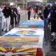fieis-enfrentam-chuva-para-fazer-tapetes-de-corpus-christi-no-rio