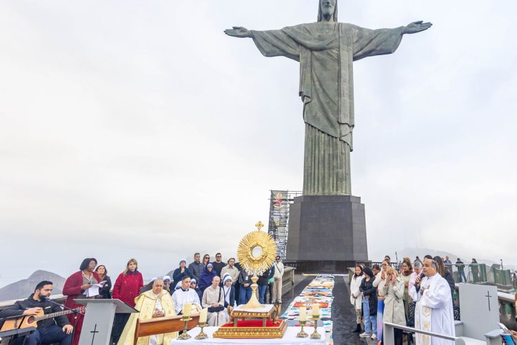 cristo-redentor-inova-com-tapete-de-patchwork-no-corpus-christi